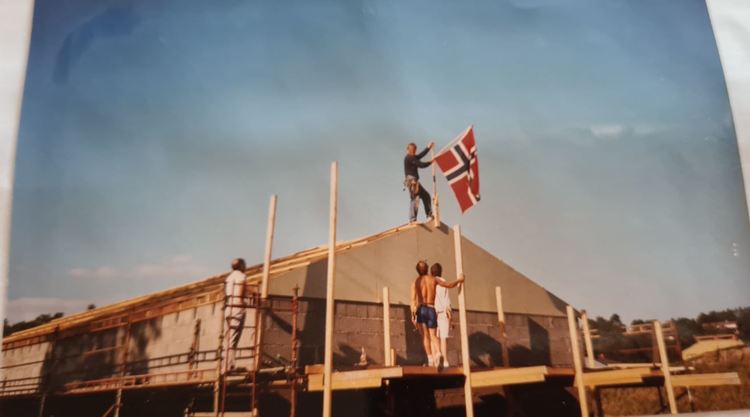 Fana IL sin skøytegruppe, da også som husbyggere (foto: Asbjørn Lilletvedt)