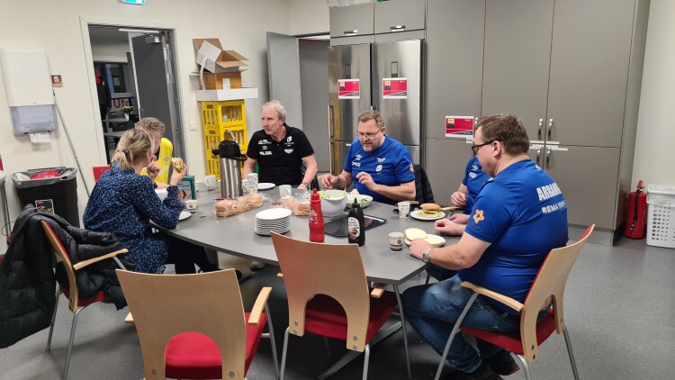 Arkivbilde/Frivillige under en REMA 1000-liga kamp
