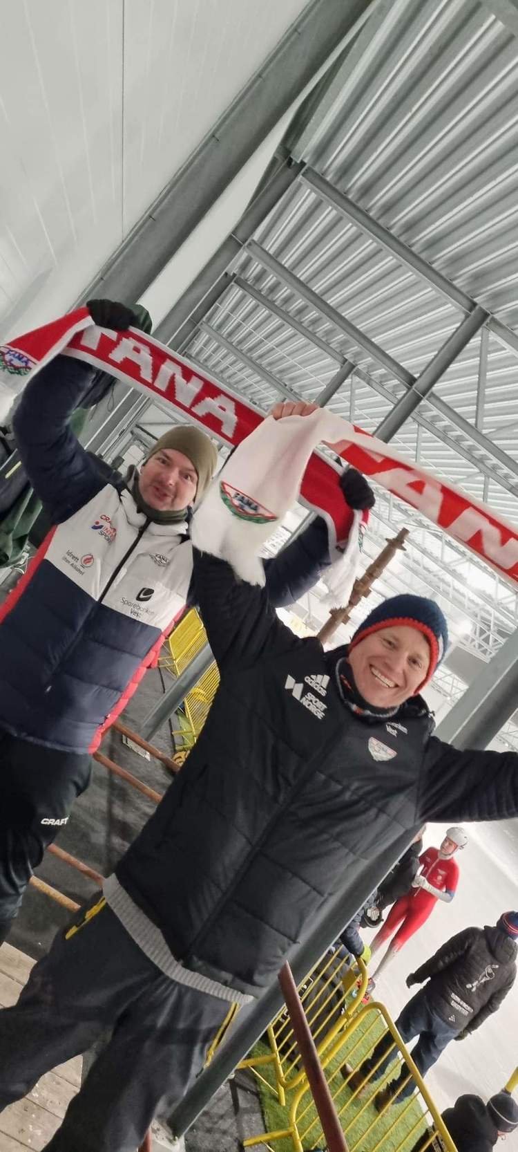 Jubel på tribunen (foto Kjetil Songstad)