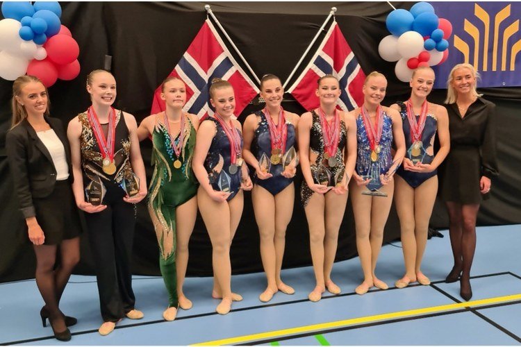 Elitejentene fra Fana IL Sportsdrill sammen med trenerne Frida Aksnes og Karoline Rongved